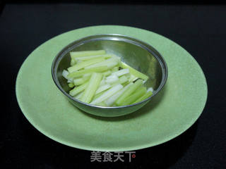 小炒洋芹腊味的做法步骤:3