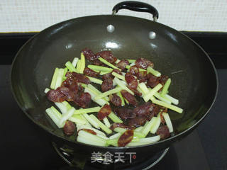 小炒洋芹腊味的做法步骤:7