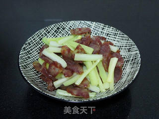 小炒洋芹腊味的做法步骤:8