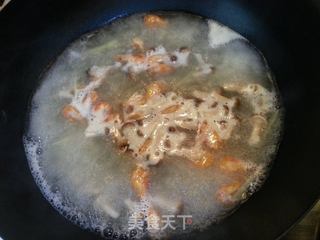让一碗好汤来安慰秋日枯肠【虾米蘑菇面】的做法步骤:3
