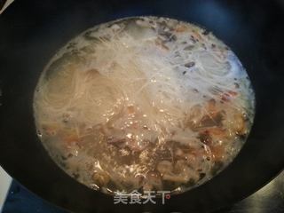 让一碗好汤来安慰秋日枯肠【虾米蘑菇面】的做法步骤:4