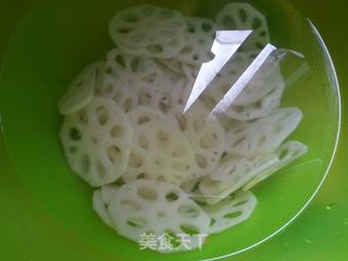 秋季应该多吃的食物【藕】~凉拌藕片的做法步骤:4