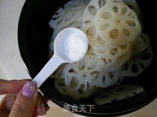 秋季应该多吃的食物【藕】~凉拌藕片的做法步骤:5