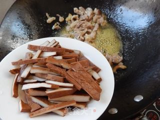 青椒香干炒肉丝的做法步骤:8