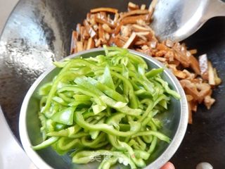 青椒香干炒肉丝的做法步骤:10