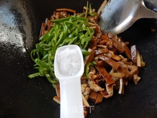 青椒香干炒肉丝的做法步骤:11