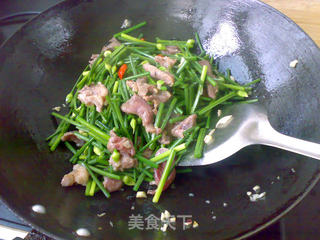 韭菜花炒猪脷的做法步骤：4
