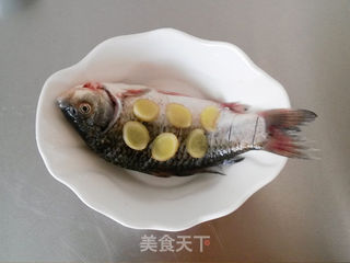 不用任何增鲜调料也很鲜美的汤——枸杞鲫鱼豆腐汤的做法步骤:3