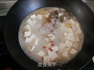 不用任何增鲜调料也很鲜美的汤——枸杞鲫鱼豆腐汤的做法步骤:10