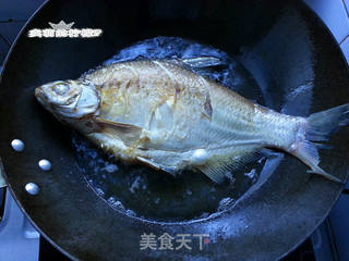 香菇炖鳊鱼的做法步骤:2