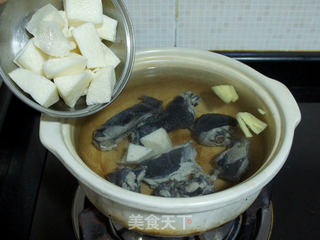 鲜淮山乌鸡汤的做法步骤：6