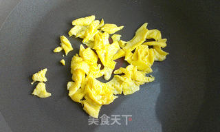 韭黄木耳炒蛋——一个人也要好好吃饭的做法步骤:2
