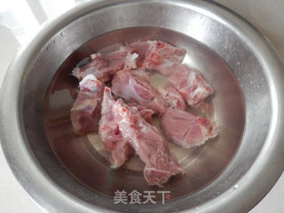 丝瓜猪骨汤的做法步骤:2