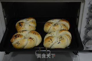 黑芝麻小花卷的做法步骤:14