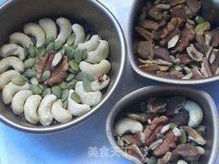 果仁翻转蛋糕的做法步骤:3