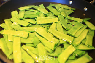 梅菜花椒干煸四季豆的做法步骤:2