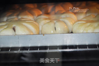 花儿豆沙面包的做法步骤:12