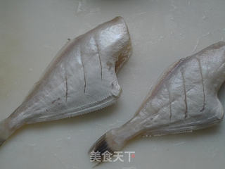 糖醋扒皮鱼----黄金比例的料汁做出鲜香美味的做法步骤:2