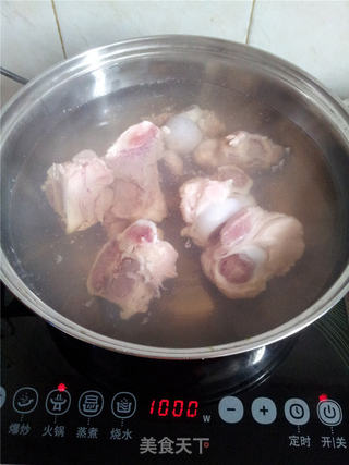 天麻筒骨汤的做法步骤:3