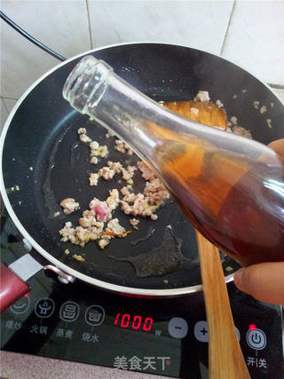 双椒香菇肉末的做法步骤:5