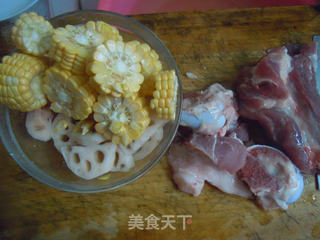 秋季抗燥汤饮----大骨莲藕玉米汤的做法步骤:2