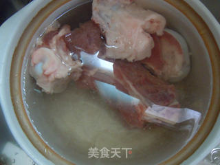 秋季抗燥汤饮----大骨莲藕玉米汤的做法步骤:3