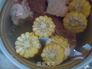 秋季抗燥汤饮----大骨莲藕玉米汤的做法步骤:4