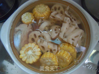 秋季抗燥汤饮----大骨莲藕玉米汤的做法步骤:5