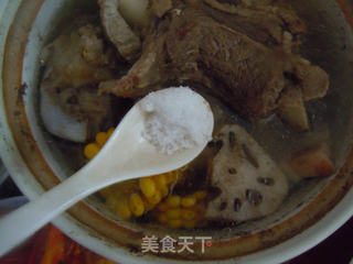秋季抗燥汤饮----大骨莲藕玉米汤的做法步骤:6