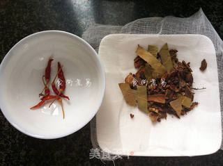 水煮五香黄豆荚的做法步骤:2