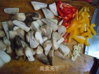 素菜也营养--甜椒草菇的做法步骤:2