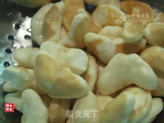 香菇焖菱角的做法步骤：1
