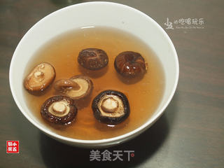 香菇焖菱角的做法步骤:4