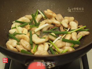 香菇焖菱角的做法步骤:11
