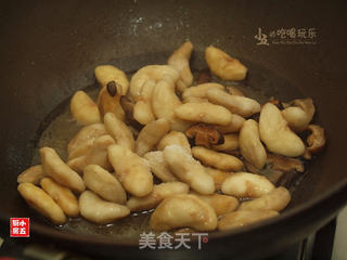 香菇焖菱角的做法步骤:10