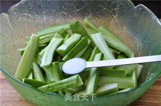 油辣醉黄瓜的做法步骤:2