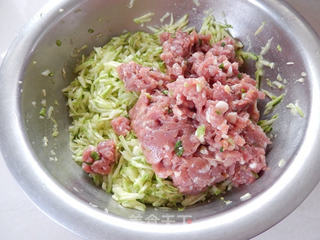 西葫芦鲜肉水饺的做法步骤:4
