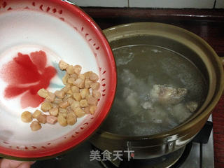 猪骨鱿鱼萝卜汤的做法步骤:7