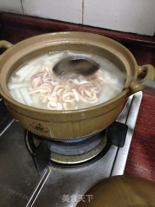 猪骨鱿鱼萝卜汤的做法步骤:9