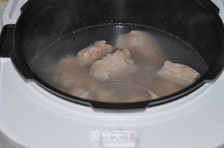 蔬菜鲍鱼排骨汤的做法步骤:7
