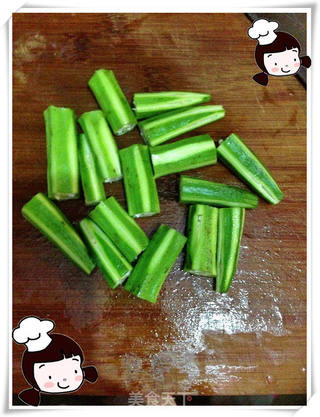 仙草阁私房菜(蔬菜大棚)--秋天的一抹绿(木耳炒秋葵)的做法步骤:2