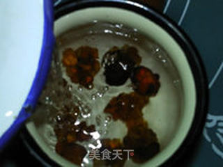 红豆桃胶银耳羹的做法步骤:2