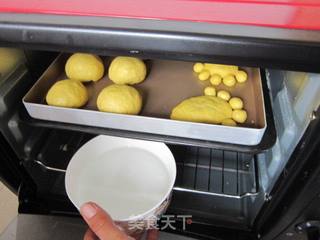 小脚丫肉松包的做法步骤:12