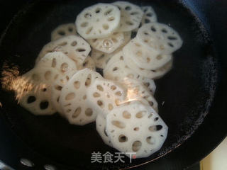 油泼藕片的做法步骤:2