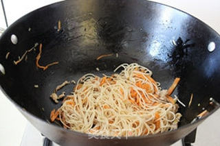 肉丝炒面煎馄饨的做法步骤:7