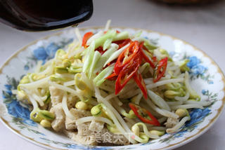 下酒好菜——烤麸拌豆芽的做法步骤:6