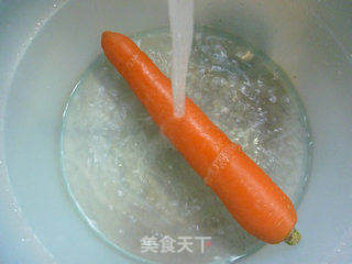 胡萝卜炒鱿鱼的做法步骤:2