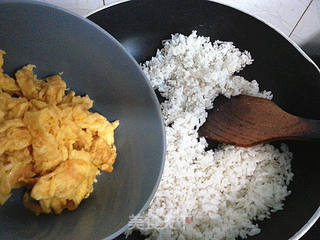 家庭制作虾仁玉米炒饭的做法步骤:9