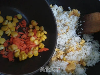 家庭制作虾仁玉米炒饭的做法步骤:10