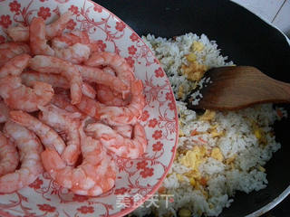 家庭制作虾仁玉米炒饭的做法步骤:11